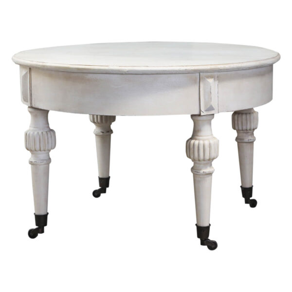 Romantikus kávézóasztal keréken krémszínű shabby chic