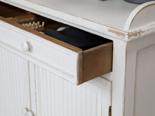 Vintage fehér kabinetszekrény