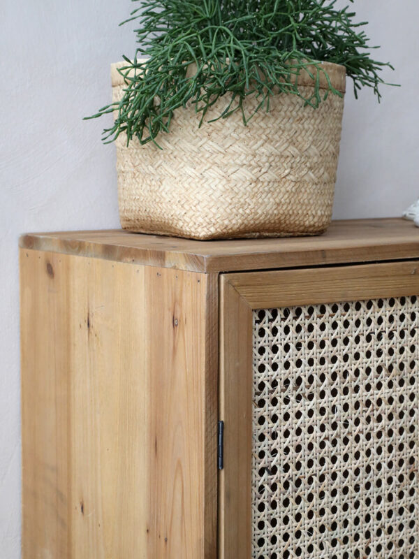 Fenyő szekrény rattan fonott ajtóval vintage stílus