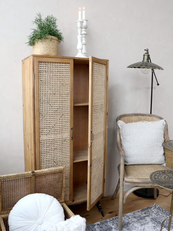 Fenyő szekrény rattan fonott ajtóval vintage stílus