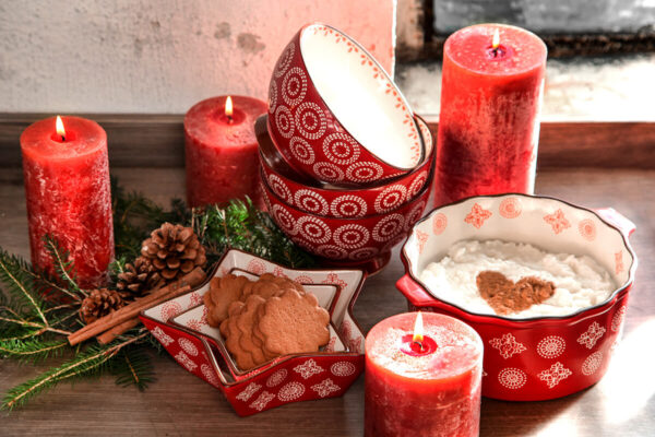 Kerámia főzőedény piros színben fehér mintával karácsonyi konyhai tálalás
