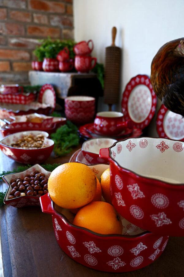 Karámia főzőedény piros színben fehér mintával karácsonyi konyhai tálalás