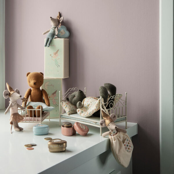 Fogtündér fém dobozkával kék ruhában Mézeskalácsház Maileg egér skandináv gyerekszoba