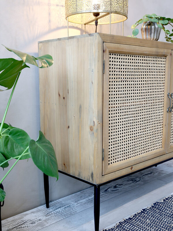 Fenyő komód rattan betétes ajtókkal