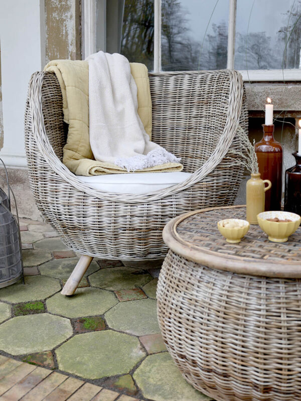 Rattan kerti fotel párnával és kisasztal
