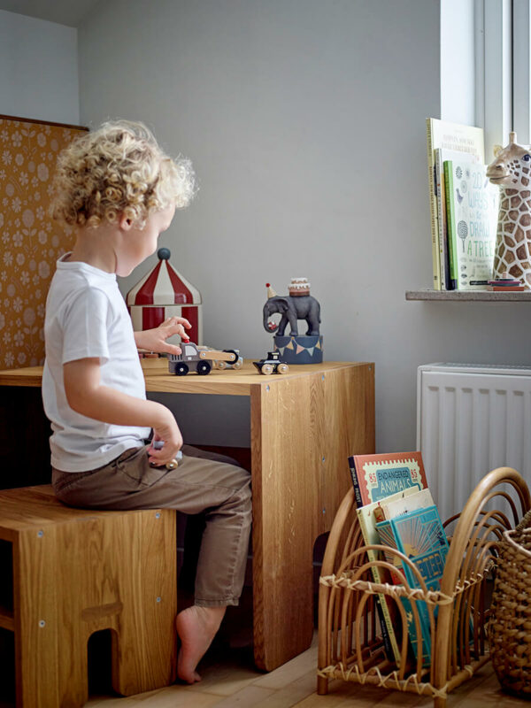 Tölgy sámli és asztal skandináv gyerekbútor