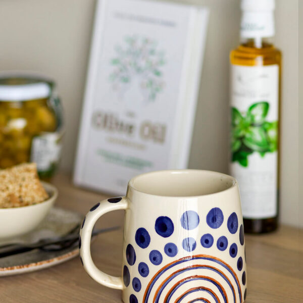 Kék kerámia bögre