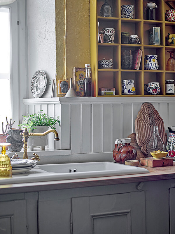 nyitott polc a konyhában