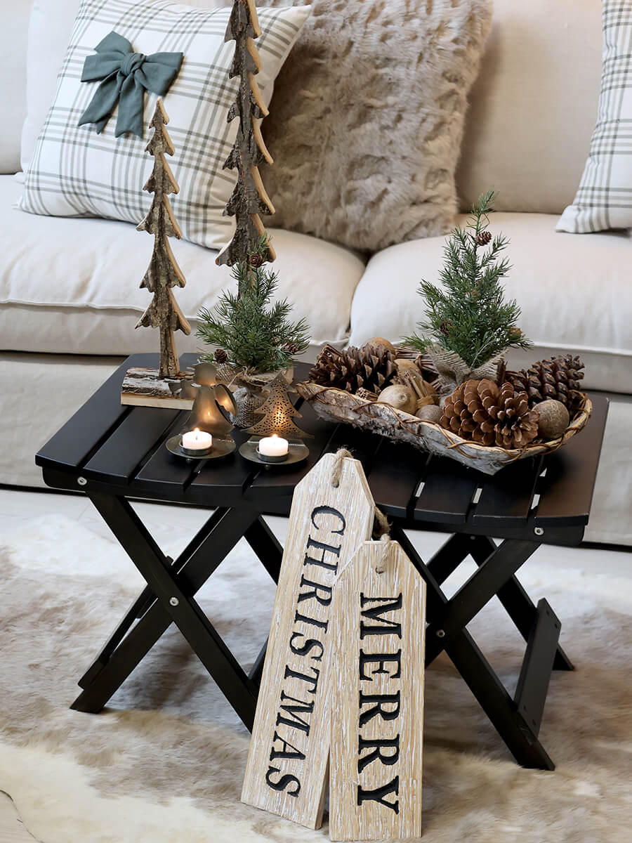 természetes karácsonyi asztaldísz fenyőágakkal és tobozokkal