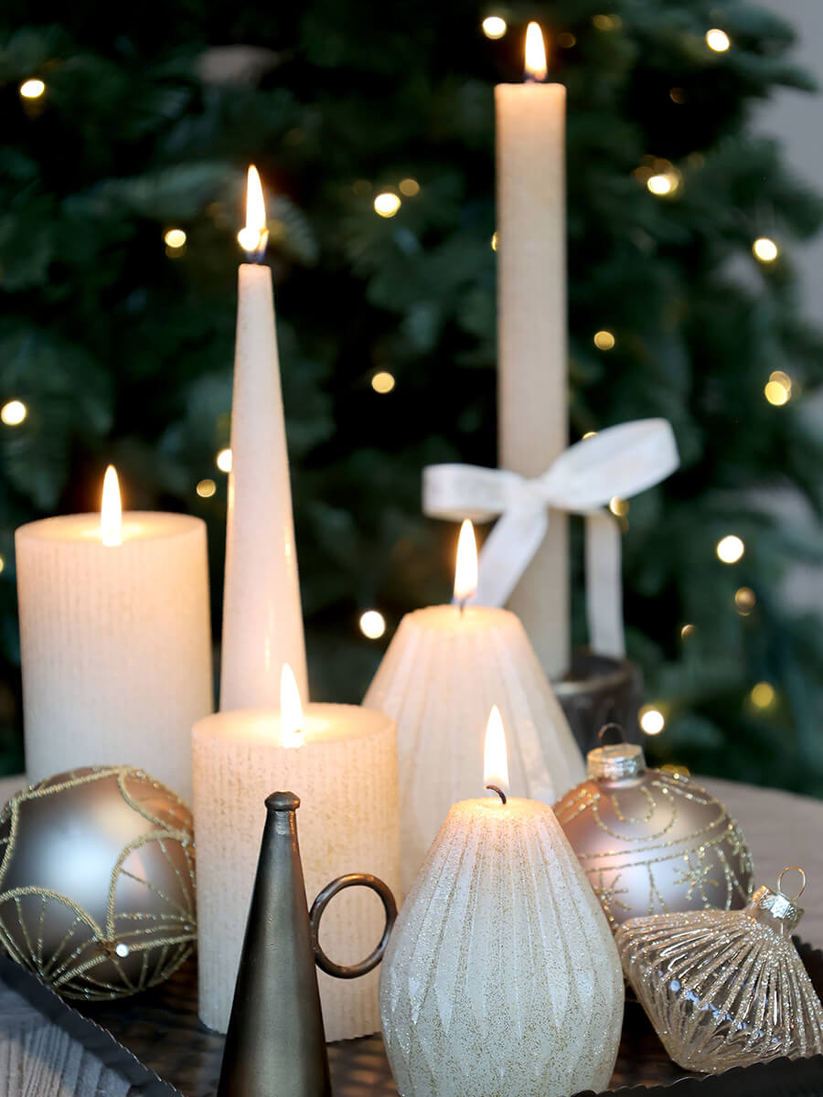gyertyák és mécsesek skandináv karácsonyi díszítéshez