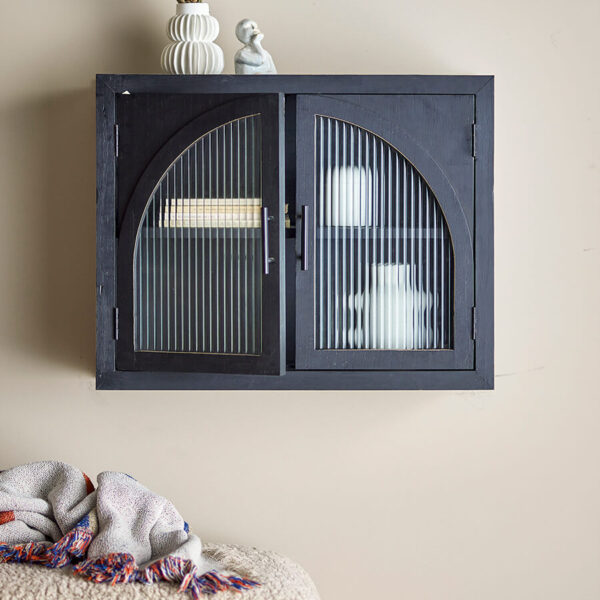 Fekete fenyő fali szekrény skandináv stílusban a dán Bloomingville-től