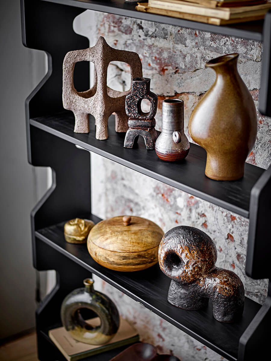 Fekete fenyő fali polc minimalista skandináv stílusban a dán Bloomingville-től