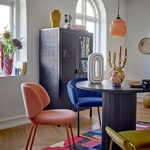 Polcos szekrény fekete színben, monokróm skandináv stílusban a dán Bloomingville-től