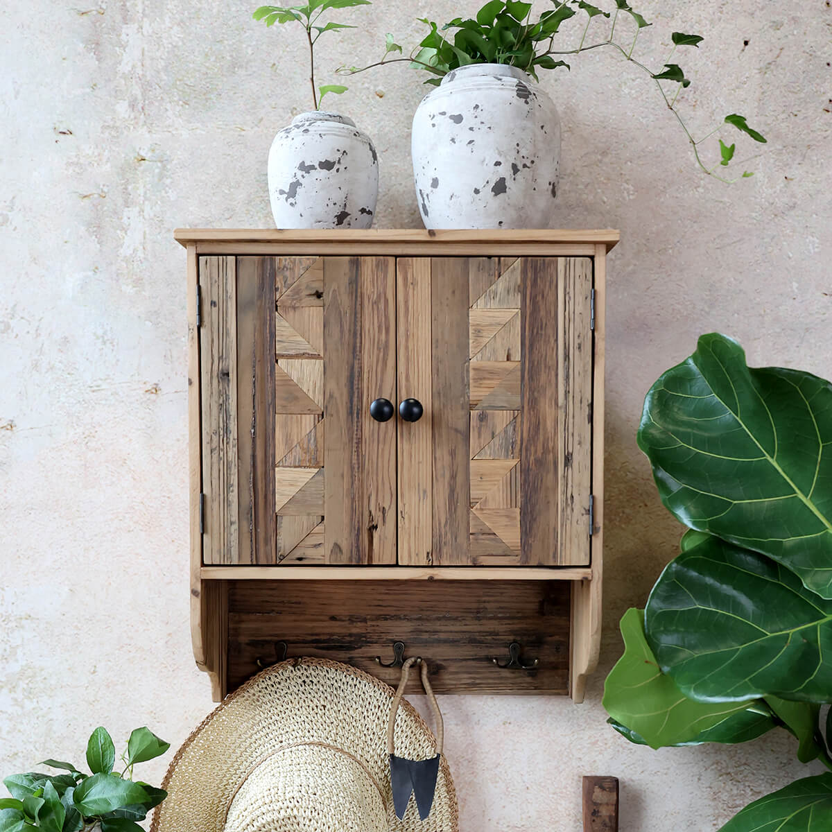 Fenyő fali polcos szekrény mintás ajtókkal Chic Antique