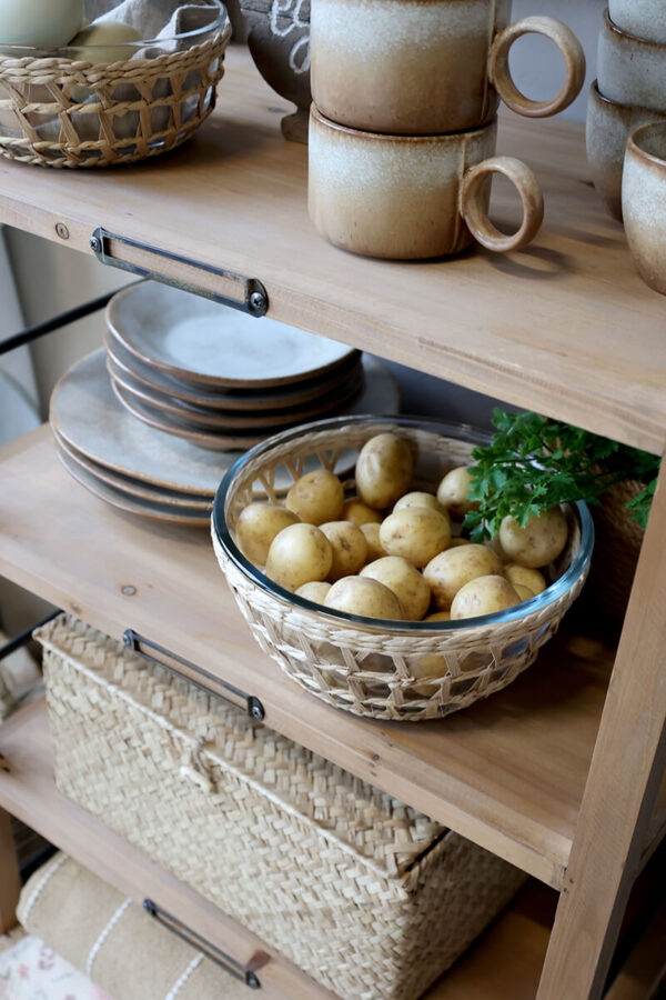 Fenyő polcos szekrény kerekeken Chic Antique