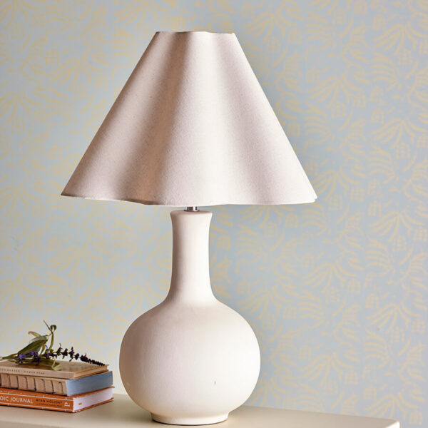 Kerámia asztali lámpa fehér színben, vászon búrával, skandináv stílusban a dán Bloomingville-től