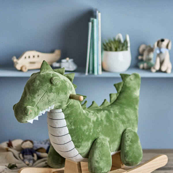 Hintaló krokodil formával skandináv stílusú gyerekszobába a dán Bloomingville-től