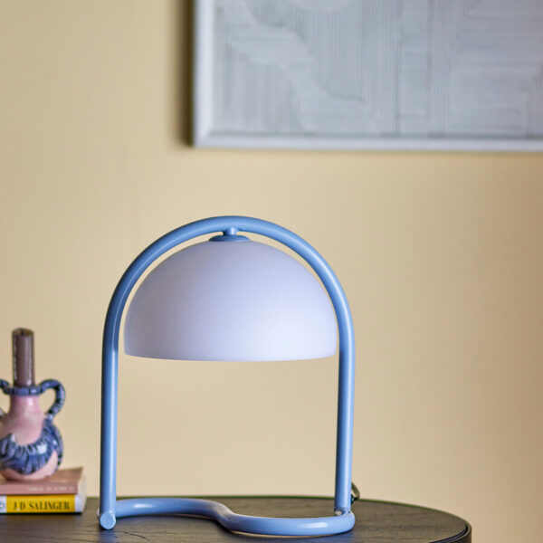Kék fém asztali lámpa modern minimalista skandináv stílusban a dán Bloomingville-től