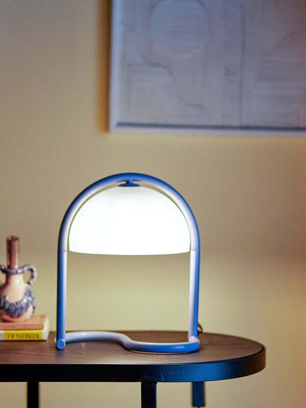 Kék fém asztali lámpa modern minimalista skandináv stílusban a dán Bloomingville-től