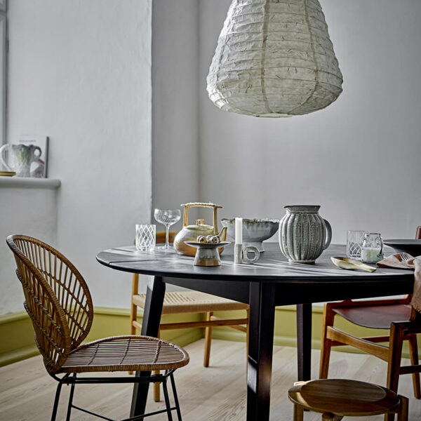 kerek-fekete-tolgy-etkezoasztal-82064674-02 Kör alakú étkezőasztal tölgyfából fekete színben és skandináv stílusban a dán Bloomingville-től