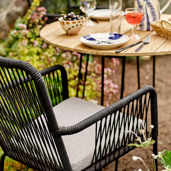 Kör alakú kerti asztal tikfa asztallappal skandináv stílusban Bloomingville