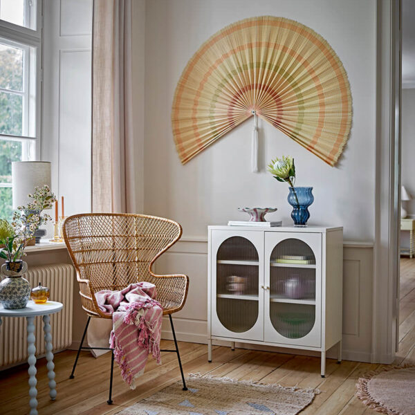 Üvegajtós fém komód homokszínben Bloomingville