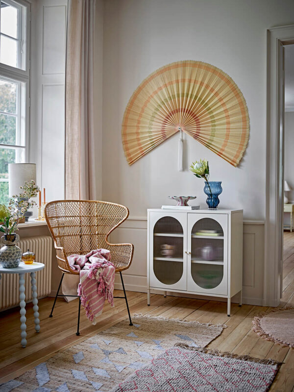 Üvegajtós fém komód homokszínben Bloomingville