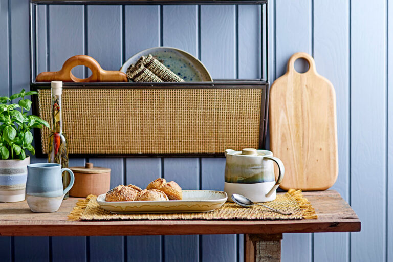 Mikor praktikusabb a fali polc, mint a zárt szekrény a konyhában?